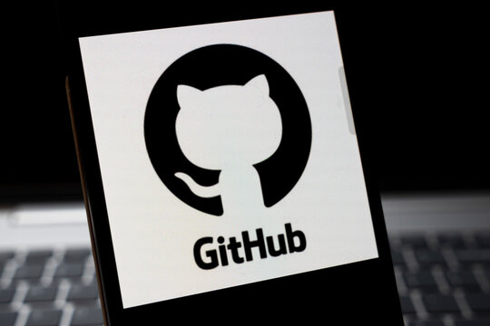 GitHubのロゴが映った端末